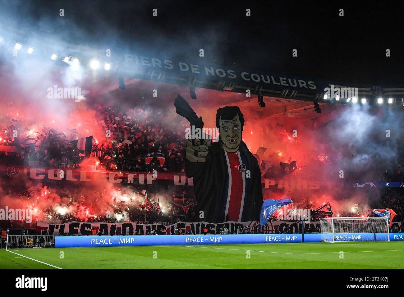 Paris, France. 25th Oct, 2023. PSG supporters deploy a giant tifo representing French actor Jean-Paul BELMONDO and use smoke bombs during the UEFA Champions League, Group F football match between Paris Saint-Germain and AC Milan on October 25, 2023 at Parc des Princes stadium in Paris, France - Photo Matthieu Mirville/DPPI Credit: DPPI Media/Alamy Live News Stock Photo
