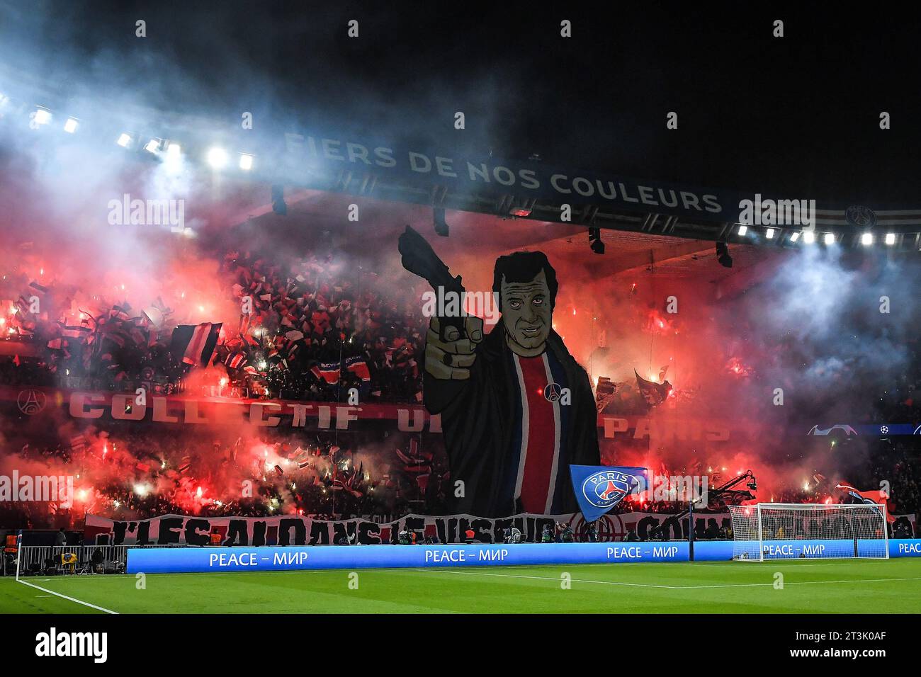 Paris, France, France. 25th Oct, 2023. PSG supporters deploy a giant tifo representing French actor Jean-Paul BELMONDO and use smoke bombs during the UEFA Champions League group F match between Paris Saint-Germain and AC Milan at Parc des Princes Stadium on October 25, 2023 in Paris, France. (Credit Image: © Matthieu Mirville/ZUMA Press Wire) EDITORIAL USAGE ONLY! Not for Commercial USAGE! Stock Photo