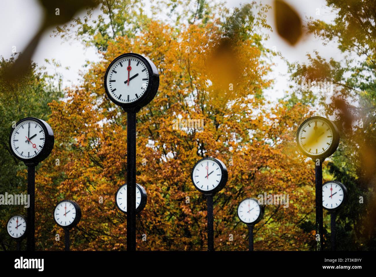Duesseldorf, Germany. 25th Oct, 2023. The clocks in the time field of the artist Klaus Rinke