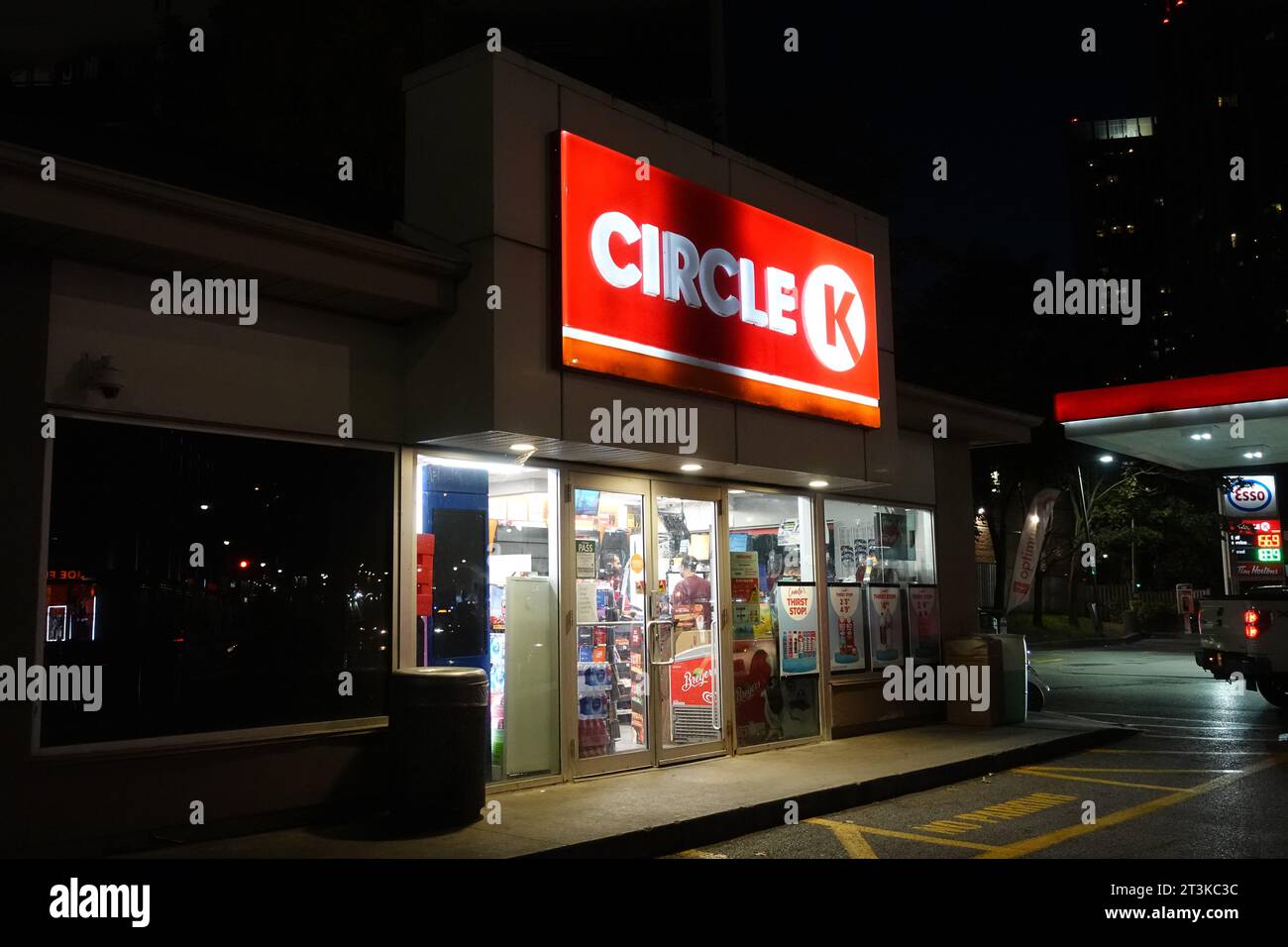 circle k convenience store entrance at night Stock Photo - Alamy