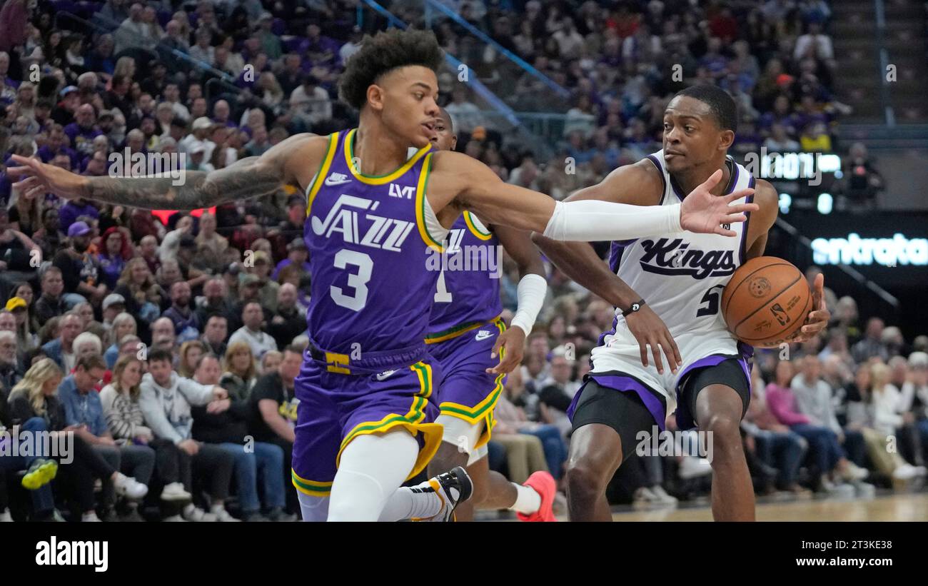 Sacramento Kings guard De'Aaron Fox (5) drives as Utah Jazz guard ...