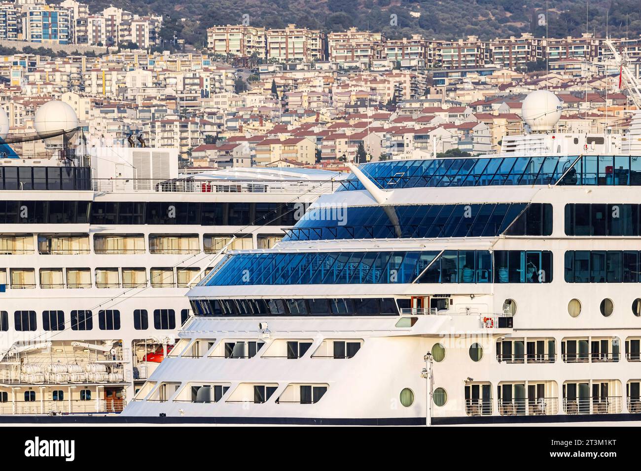 Kreuzfahrthafen von KuÅüadasÄ. Die türkische Hafenstadt Kusadasi in der Ägäis ist ein beliebter Ferienort und Ziel für Kreuzfahrten im Mittelmeer. // 30.09.2023, Kusadasi, KuÅüadasÄ, Provinz Aydin, Ägäisregion, Türkei, Asien *** KuÅüadasÄ Cruise Port The Turkish port city of Kusadasi in the Aegean Sea is a popular resort and destination for cruises in the Mediterranean 30 09 2023, Kusadasi, KuÅüadasÄ, Aydin Province, Aegean Region, Turkey, Asia Credit: Imago/Alamy Live News Stock Photo