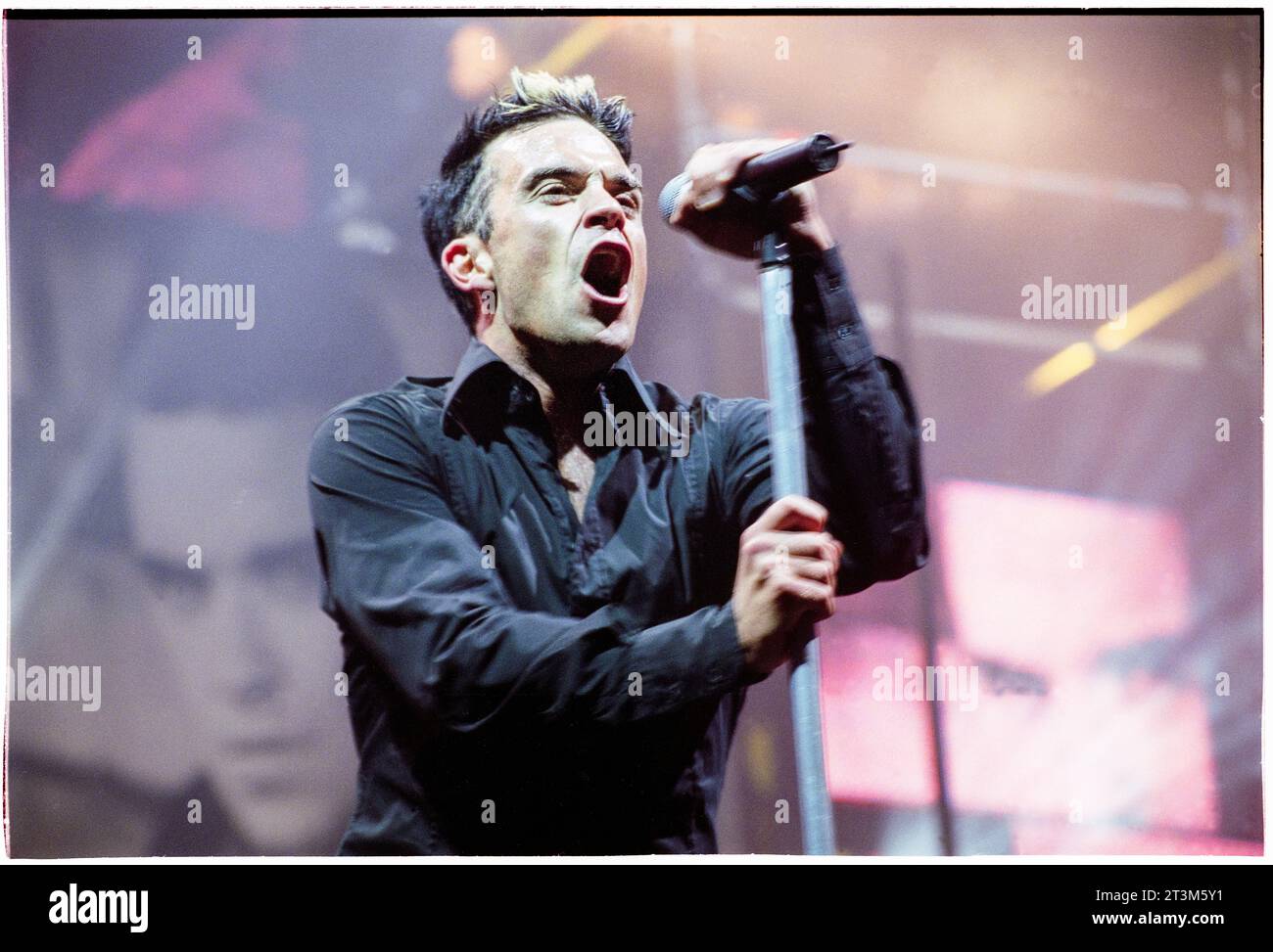 ROBBIE WILLIAMS, CARDIFF, 2001: Robbie Williams on his Weddings, Barmitzvahs & Stadiums tour at Cardiff Arms Park – Millennium Stadium in Cardiff, Wales, UK on 14 July 2001.  Photo: Rob Watkins Stock Photo