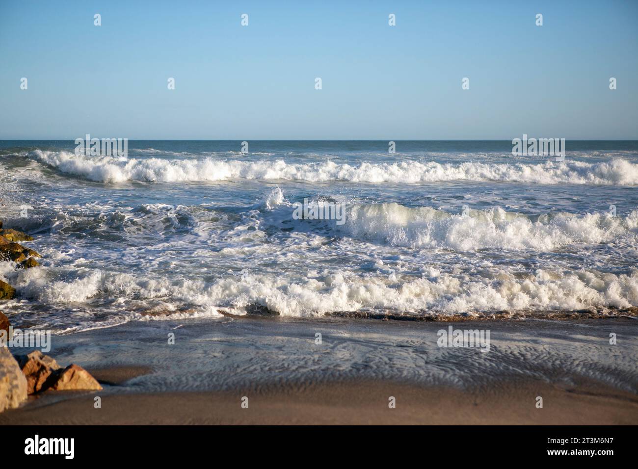 Sea waves and shore hi-res stock photography and images - Alamy