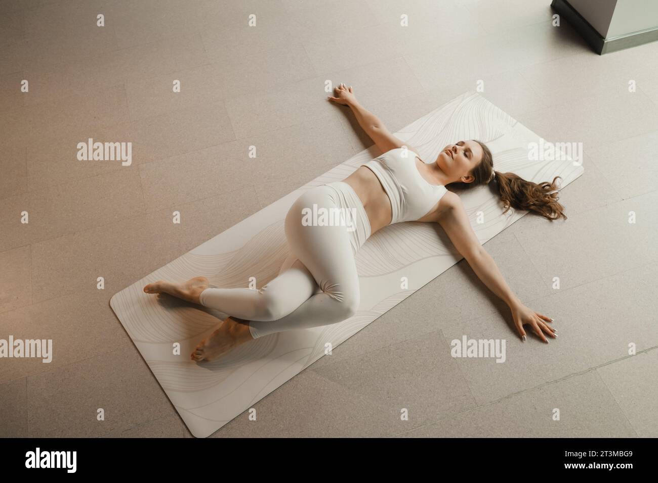 Bodycare, sports and workout concept. Motivated sportswoman working hard on  getting abs, muscles fit, lying black rubber mat gym floor, warm-up Stock  Photo - Alamy