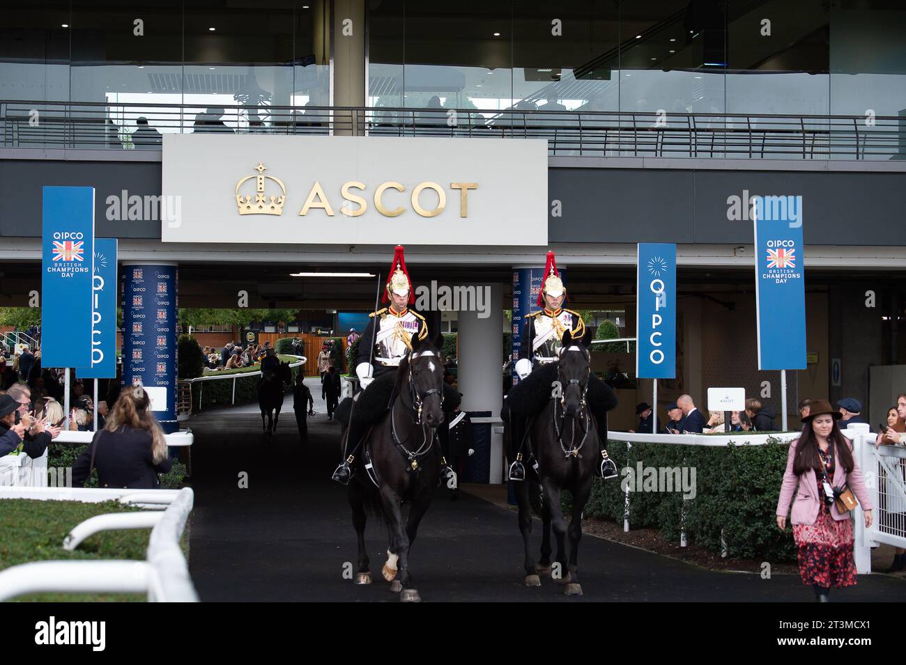 Ascot, Berkshire, UK. 21st October 2023. The Blues and Royals accompany ...
