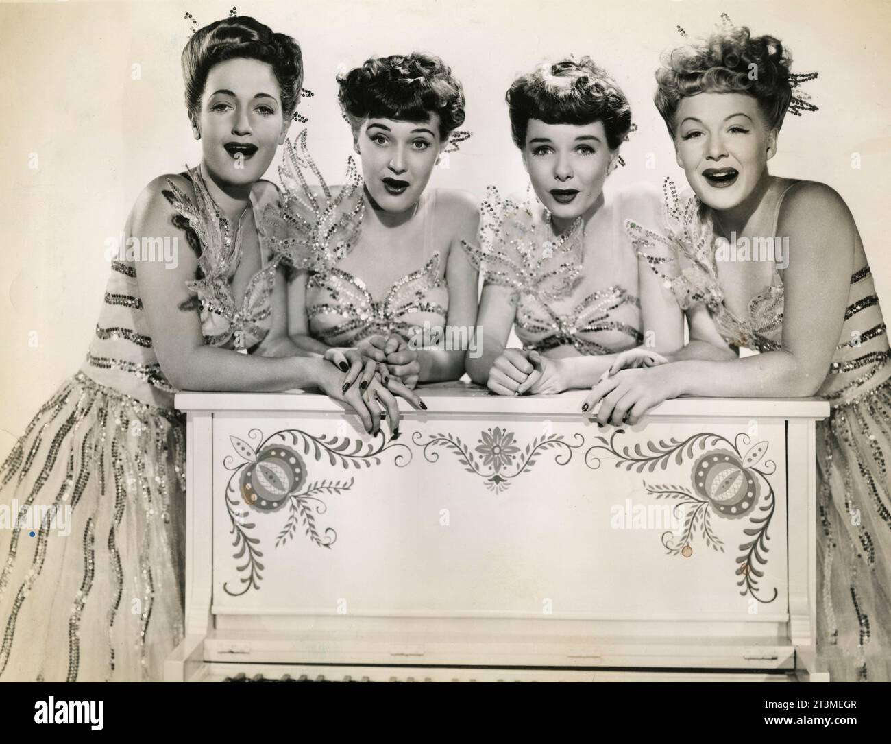 Actresses Dorothy Lamour, Mimi Chandler, Diana Lynn, and Betty Hutton in the movie And the Angels Sing, USA 1944 Stock Photo