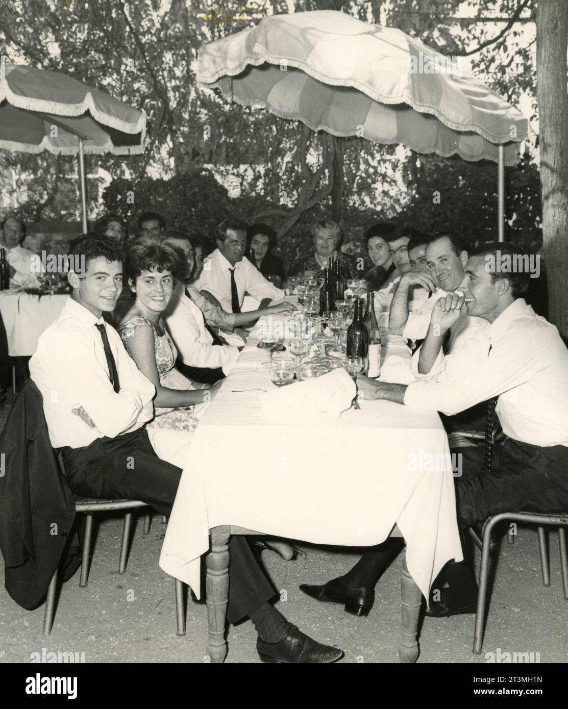 Large family celebration lunch party outside, Italy 1961 Stock Photo