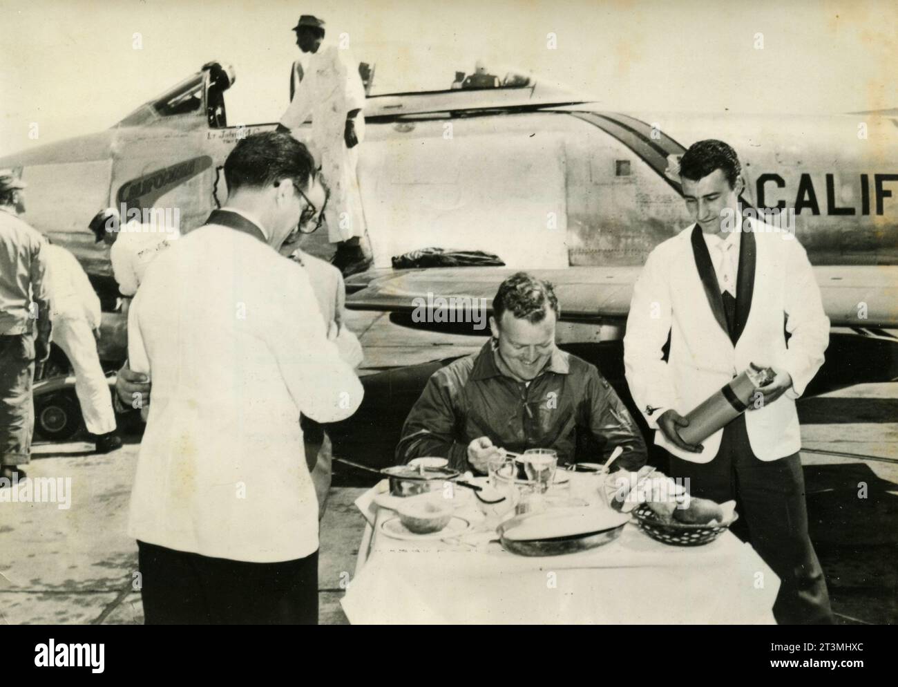 Liutenant pilote John M Conroy takes breakfast at Mitchel Field airport, New York, USA 1955 Stock Photo