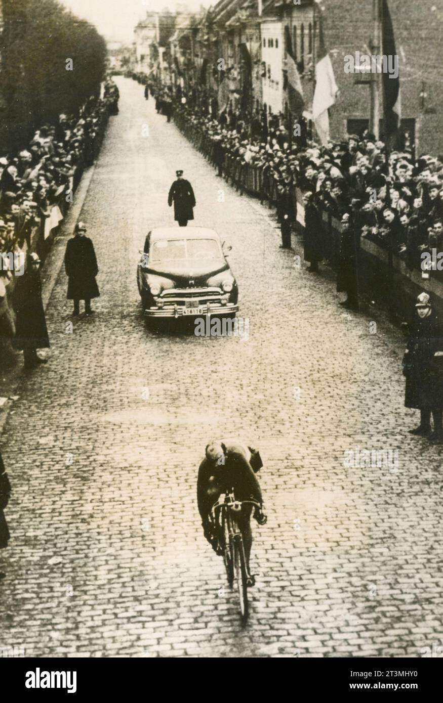 Italian cyclist Fiorenzo Magni close to the arriving lane of the Tour of Flanders at Wetteren, Belgium 1951 Stock Photo