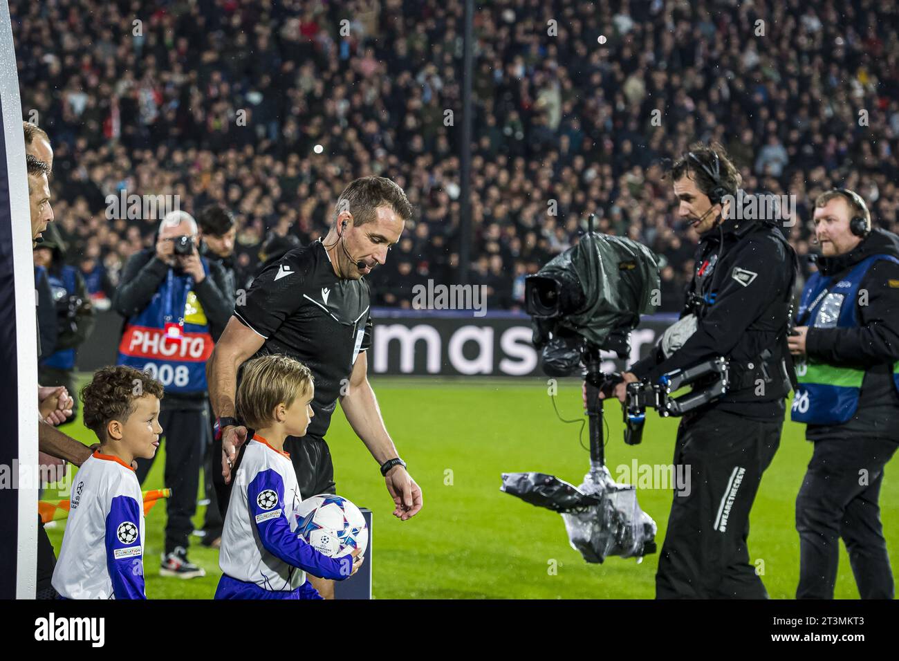 ROTTERDAM - October 25, 2023, Referee Tobias Stieler enters during the UEFA Champions League Group E match between Feyenoord and SS Lazio at Feyenoord Stadium de Kuip on October 25, 2023 in Rotterdam, Netherlands. ANP | Hollandse Hoogte | COR LASKER Stock Photo