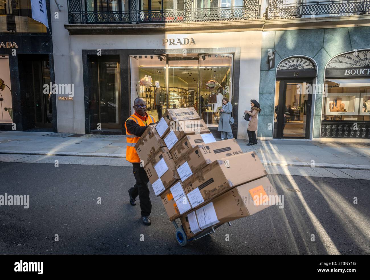 Delivery driver with boxes hi-res stock photography and images - Alamy