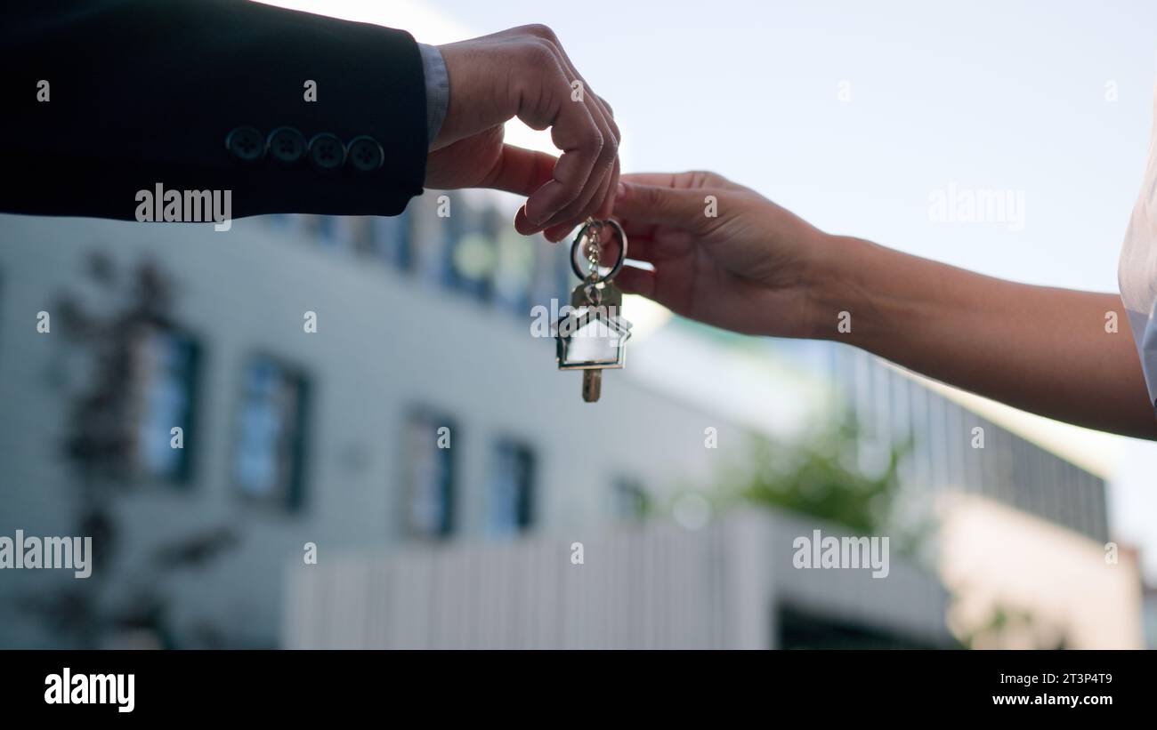 Realtor buyer handshake close hi-res stock photography and images - Alamy