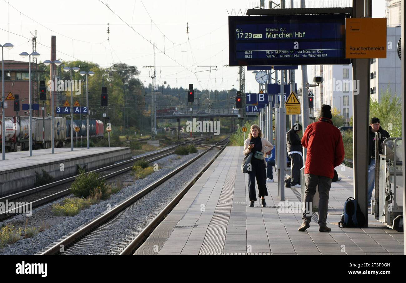Zug, Züge, Bahn, Eisenbahn, Reisende, Verspätung, Verspätungen, Schiene, Bahnhof, DB, Deutsche