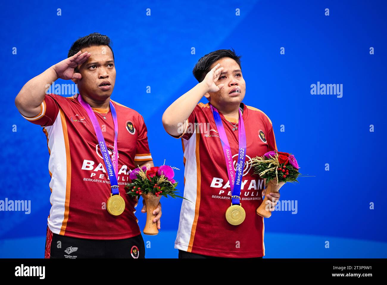 Hangzhou, China's Zhejiang Province. 26th Oct, 2023. Gold medalists Rina Marlina(R)/Subhan of Indonesia salute during the awarding ceremony of Mixed Doubles SH6 event of Badminton at the 4th Asian Para Games in Hangzhou, east China's Zhejiang Province, Oct. 26, 2023. Credit: Wu Zhizun/Xinhua/Alamy Live News Stock Photo