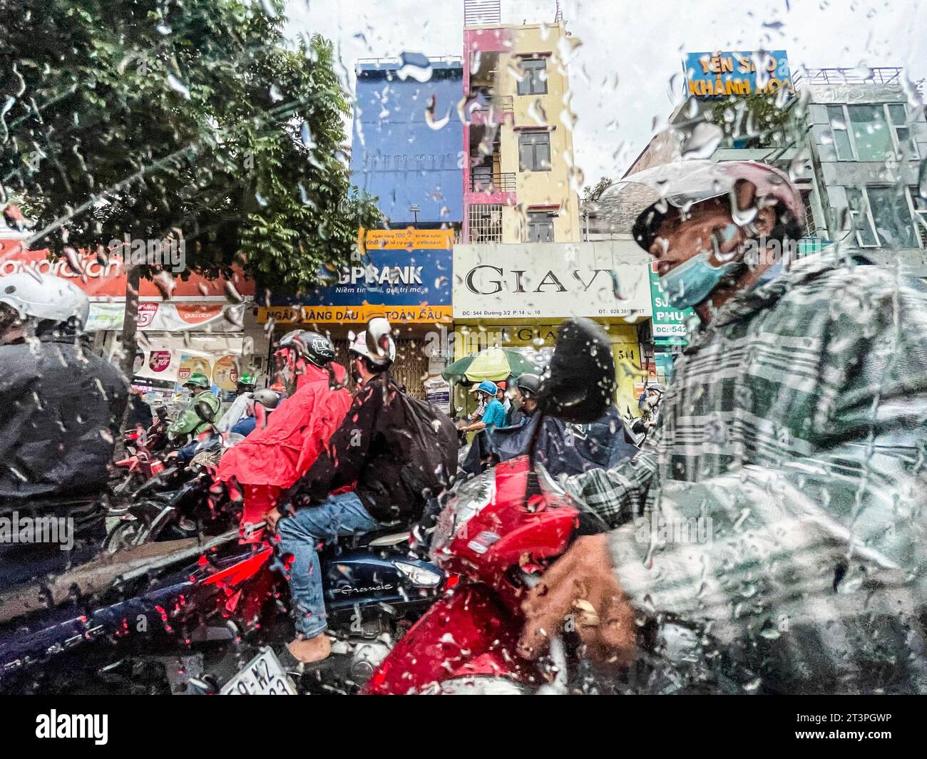 Rainy start day people hi-res stock photography and images - Alamy