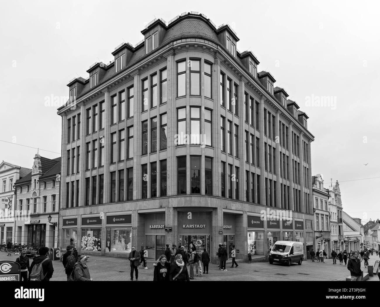 24.10.2023, Hansestadt Wismar, Karstadt-Stammhaus.Am 14. Mai 1881 gründete Rudolph Karstadt sein erstes Geschäft in Wismar unter dem Namen Tuch-, Manufactur- und Confectionsgeschäft Karstadt *** 24 10 2023, Hanseatic City of Wismar, Karstadt Head Office On 14 May 1881 Rudolph Karstadt founded his first store in Wismar under the name Tuch, Manufactur und Confectionsgeschäft Karstadt Credit: Imago/Alamy Live News Stock Photo