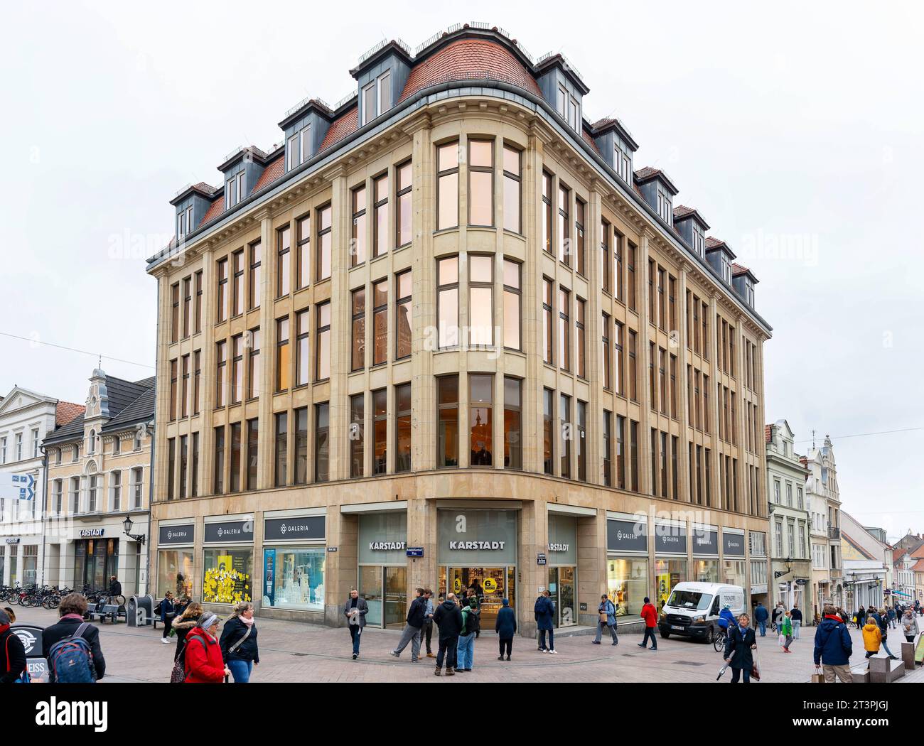 24.10.2023, Hansestadt Wismar, Karstadt-Stammhaus.Am 14. Mai 1881 gründete Rudolph Karstadt sein erstes Geschäft in Wismar unter dem Namen Tuch-, Manufactur- und Confectionsgeschäft Karstadt *** 24 10 2023, Hanseatic City of Wismar, Karstadt Head Office On 14 May 1881 Rudolph Karstadt founded his first store in Wismar under the name Tuch, Manufactur und Confectionsgeschäft Karstadt Credit: Imago/Alamy Live News Stock Photo