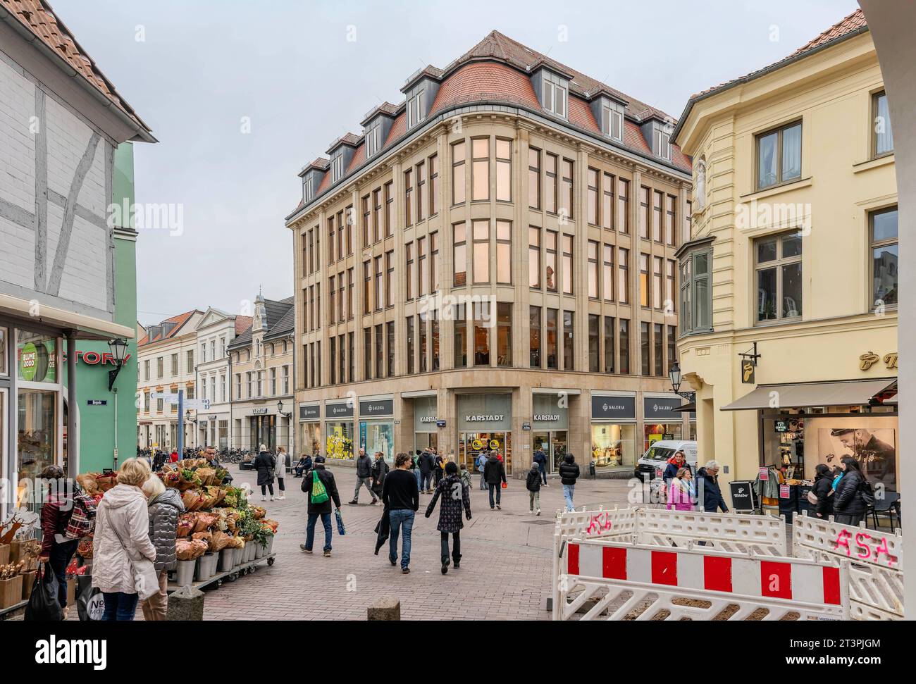 24.10.2023, Hansestadt Wismar, Karstadt-Stammhaus.Am 14. Mai 1881 gründete Rudolph Karstadt sein erstes Geschäft in Wismar unter dem Namen Tuch-, Manufactur- und Confectionsgeschäft Karstadt *** 24 10 2023, Hanseatic City of Wismar, Karstadt Head Office On 14 May 1881 Rudolph Karstadt founded his first store in Wismar under the name Tuch, Manufactur und Confectionsgeschäft Karstadt Credit: Imago/Alamy Live News Stock Photo