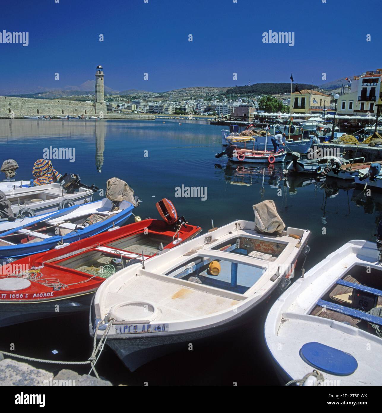 Rethymnon/Kreta: bunte Boote im Fischerhafen (Venezianischer Hafen) mit Leuchtturm* old harbour of Rethymno, Crete with lighthouse Stock Photo