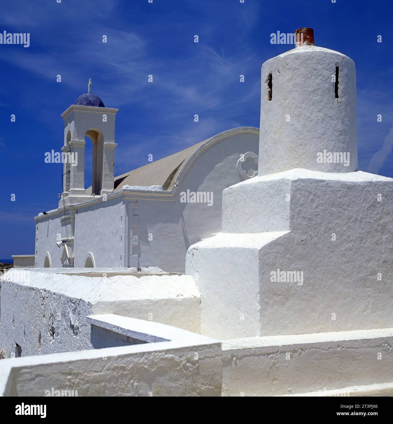 weisse Mauern des Klosters Hrissoskalitissas auf Kreta* white walls and bell tower of Chrisoskalitissa Monastery Stock Photo