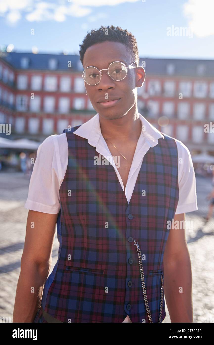 Maroom Man wearing maroon shirt hi-res stock photography and images - Alamy