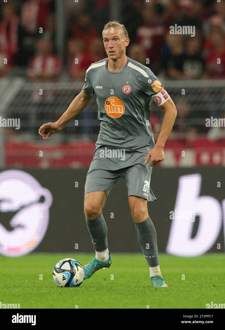 Munich, Germany. 04th Mar, 2022. Munich GRUENWALDER STADION. 4th Mar, 2022.  Merveille BIANKADI (TSV Munich 1860), action, duels versus Vinko SAPINA (SC  Verl). Football 3rd league, league 3, TSV Munich 1860 