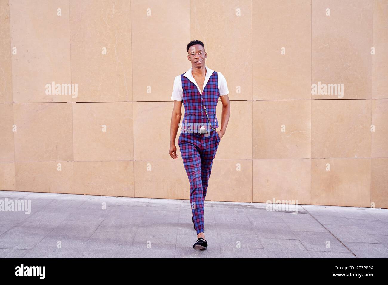 Man in suit walking hi-res stock photography and images - Alamy