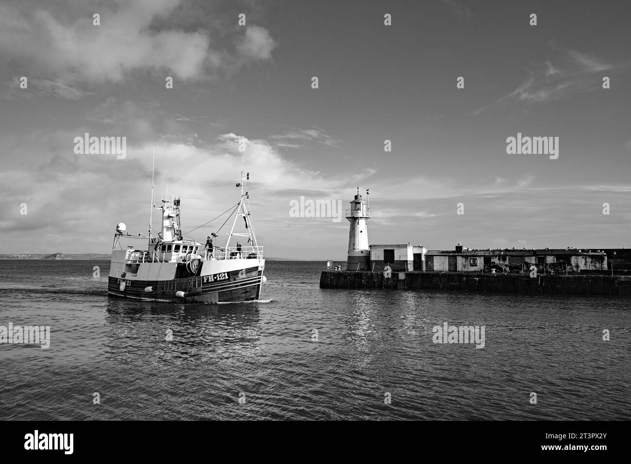 NEWLYN HARBOUR FISH MARKET BRINGING HOME THE CATCH Stock Photo Alamy