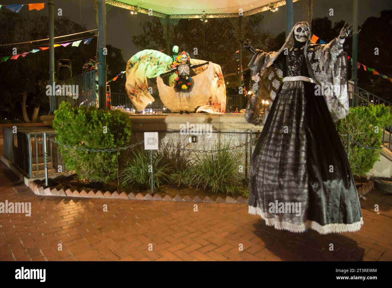 Many dia de muertos altars hi res stock photography and images Alamy
