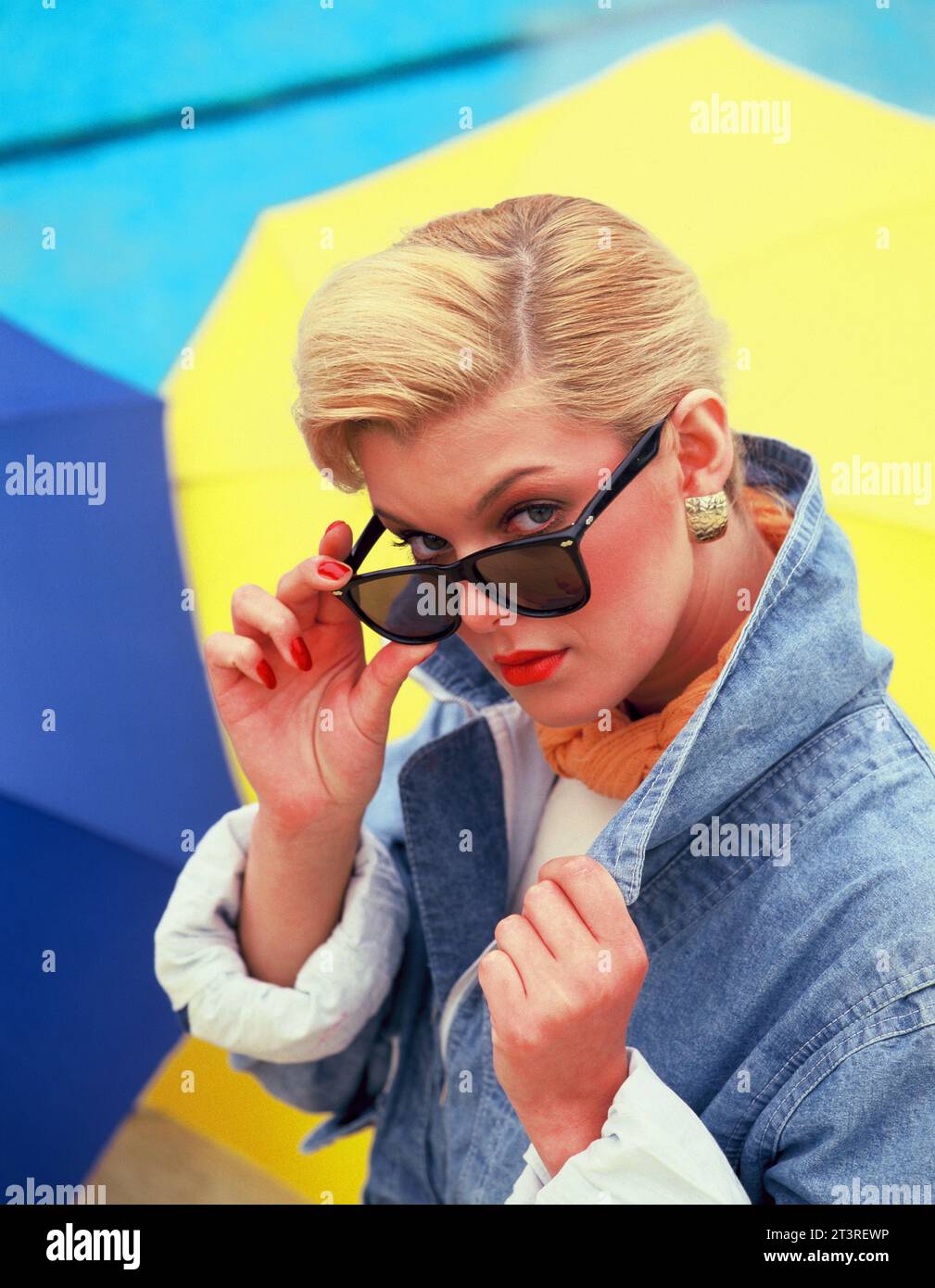 Woman wearing sunglasses hi-res stock photography and images - Alamy