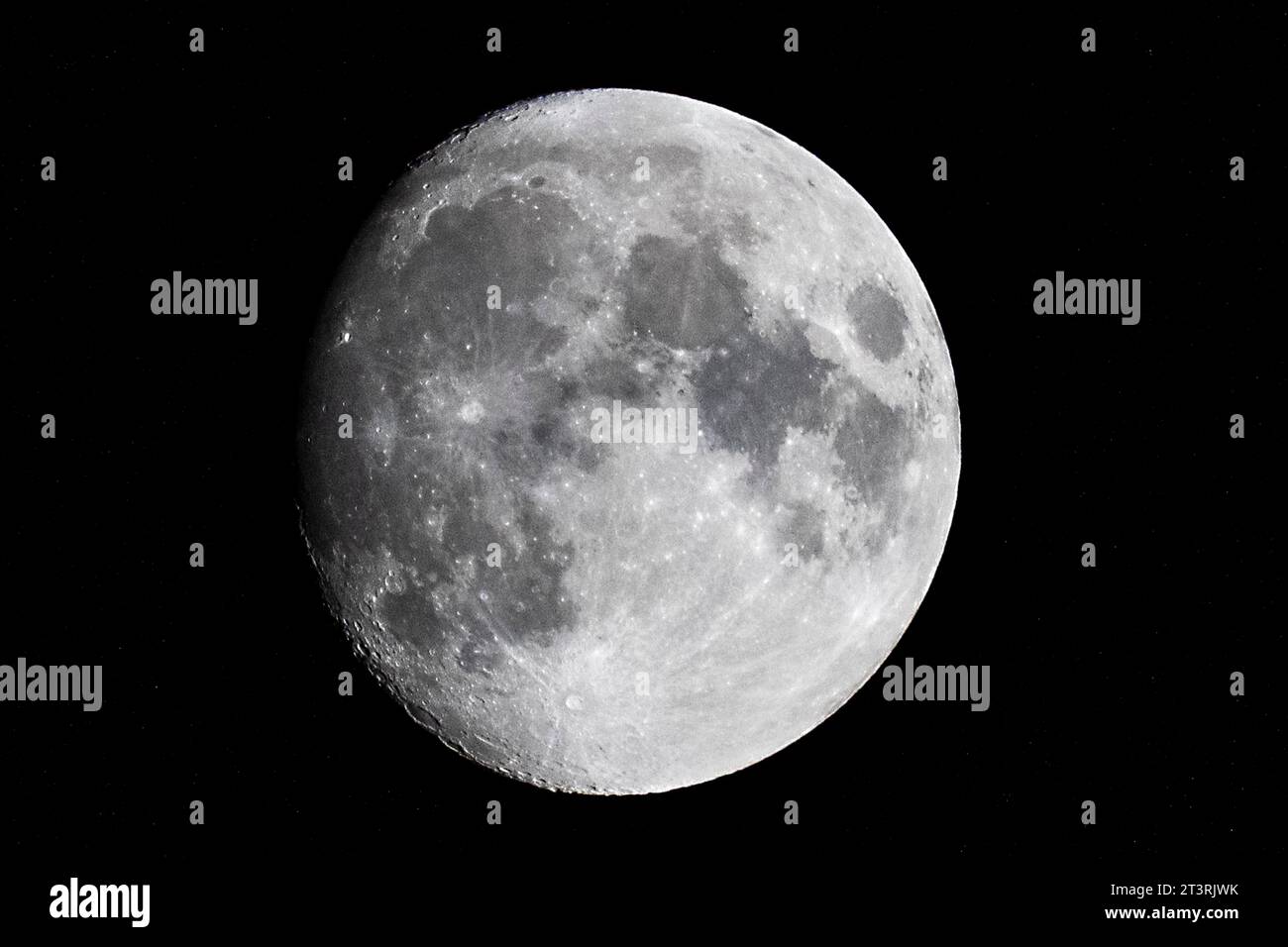 London, UK. 26 October 2023. UK Weather A 94.8 waxing gibbous moon