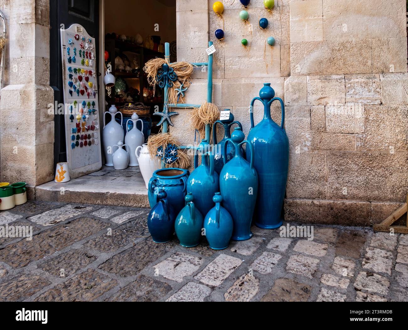 Pottery shop italy hi-res stock photography and images - Alamy