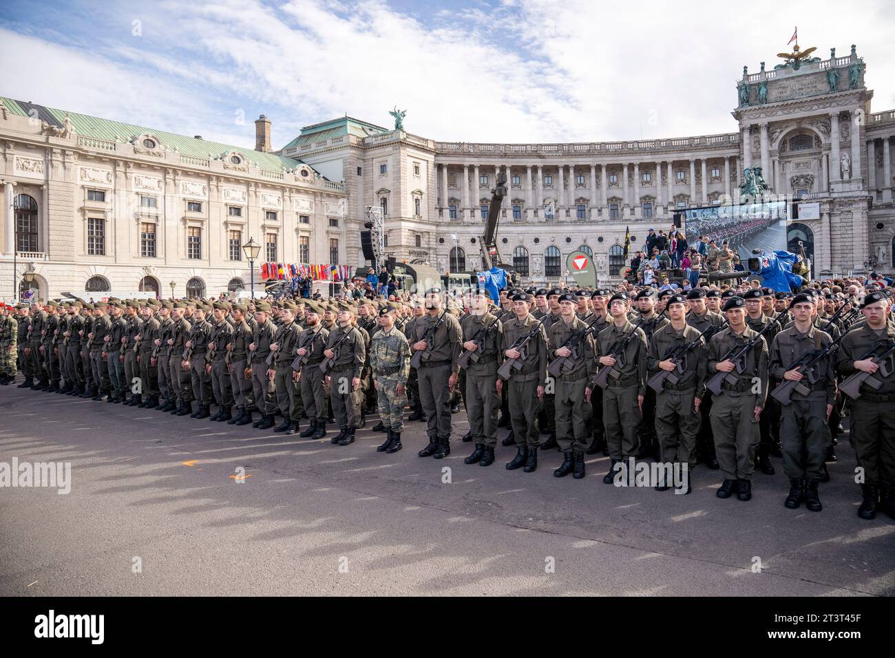 Wien, Österreich. 26 Oktober 2023. Feierliche Angelobung der Rekrutinnen und Rekruten am Nationalfeiertag bei der Informations- und Leistungsschau des Bundesheeres in Wien. *** Vienna, Austria 26 October 2023 Ceremonial swearing-in of recruits on National Day at the Austrian Armed Forces Information and Performance Show in Vienna. Stock Photo