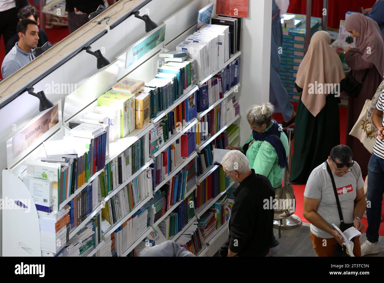 Algiers. 26th Oct, 2023. People select books at the 26th Algiers