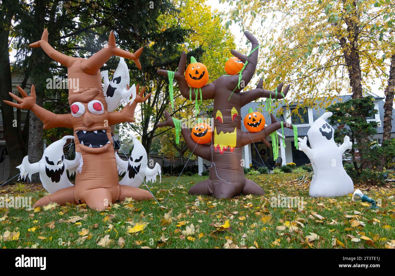 Oakville, Canada. 26th Oct, 2023. Decorations for the upcoming Halloween are seen in front of a house in Oakville, Ontario, Canada, on Oct. 26, 2023. Credit: Zou Zheng/Xinhua/Alamy Live News Stock Photo