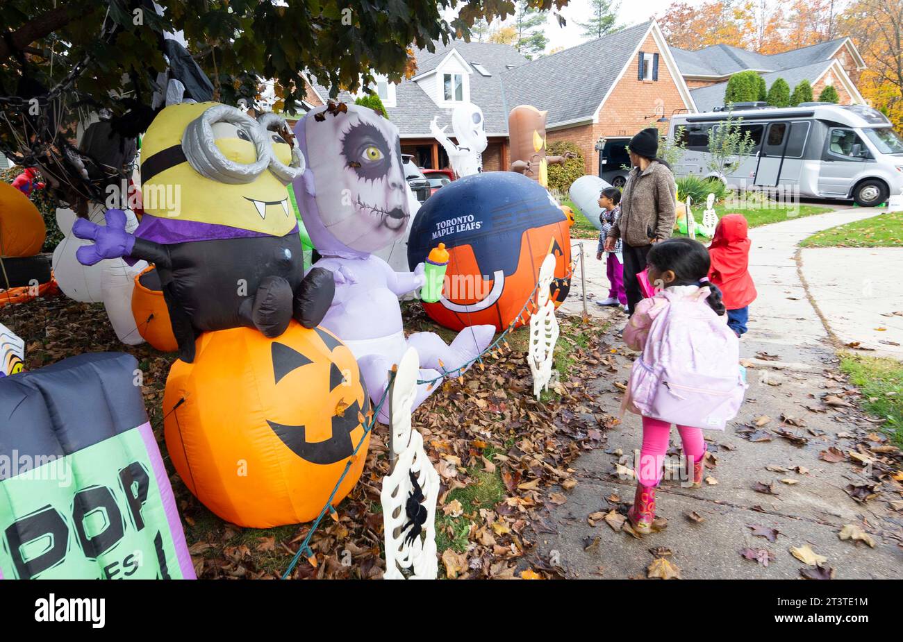 Oakville, Canada. 26th Oct, 2023. People walk past decorations for the upcoming Halloween in Oakville, Ontario, Canada, on Oct. 26, 2023. Credit: Zou Zheng/Xinhua/Alamy Live News Stock Photo