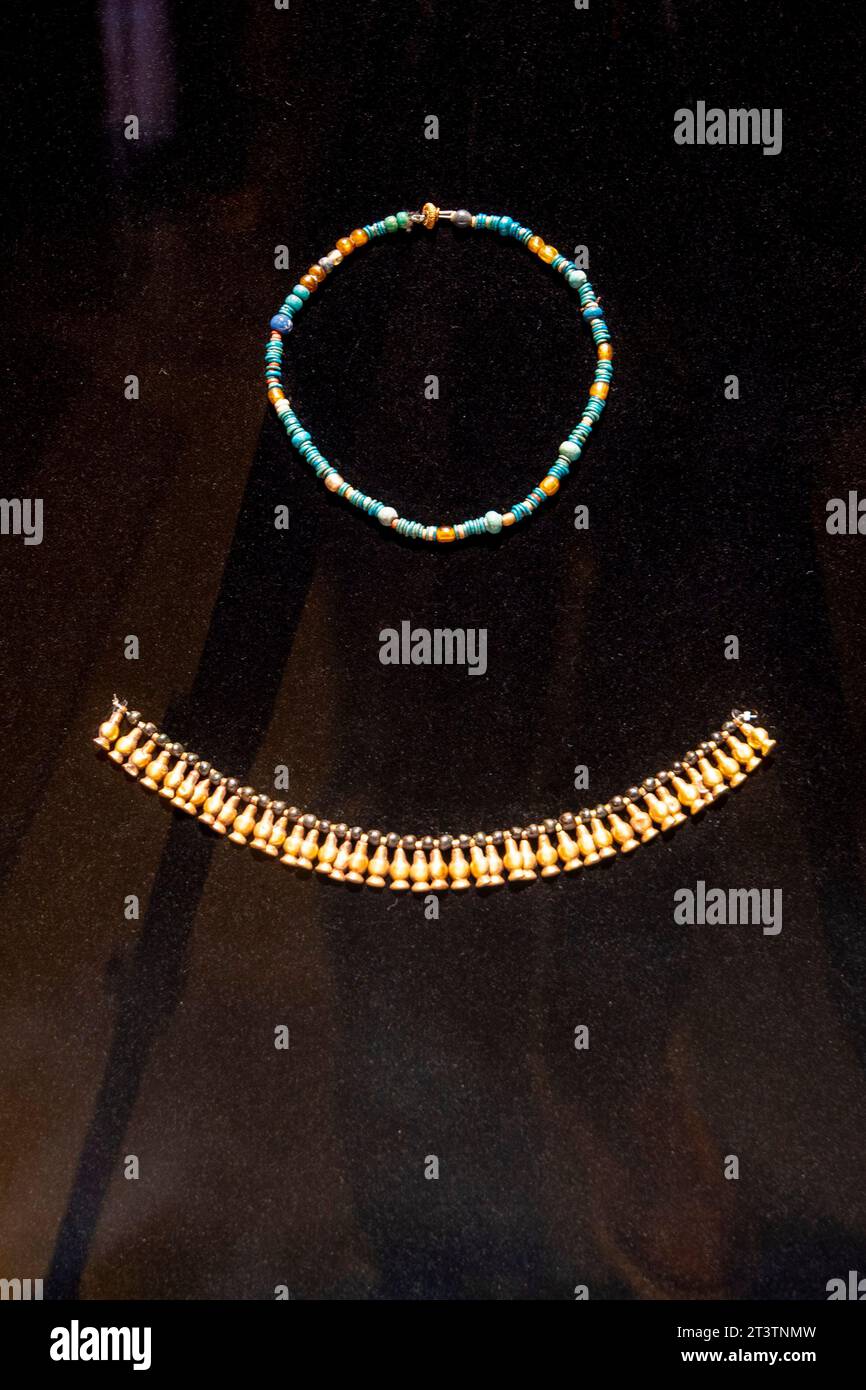 Ancient egyptian jewelry hires stock photography and images Alamy