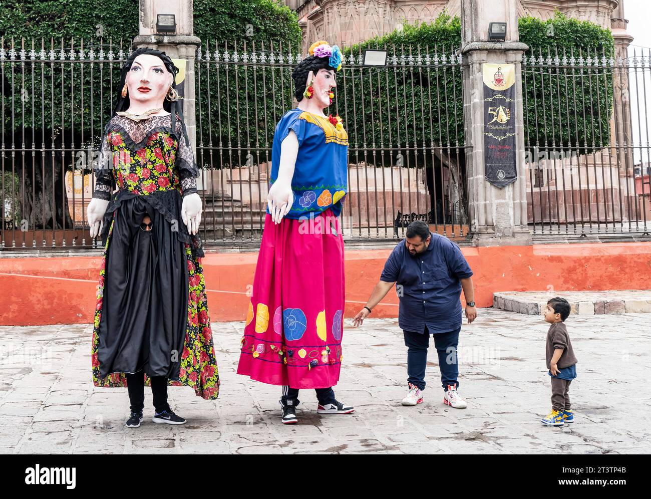 October 26, 2023, San Miguel de Allende, San Miguel de Allende, Mexico: A child looks up at giant puppets called mojigangas in San Miguel de Allende, Mexico on February 26, 2023. (Credit Image: © Ronen Tivony/ZUMA Press Wire) EDITORIAL USAGE ONLY! Not for Commercial USAGE! Stock Photo