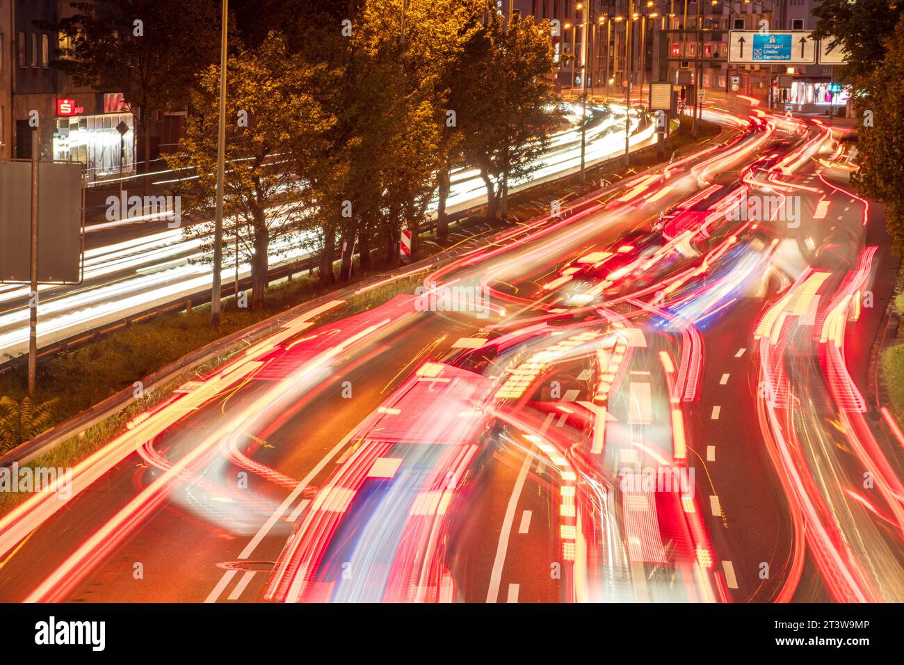 dichter Berufsverkehr abends auf dem Mittleren Ring, München, Oktober 2023 Deutschland, München dichter Berufsverkehr abends auf dem Mittleren Ring, München, Oktober 2023 Deutschland, München