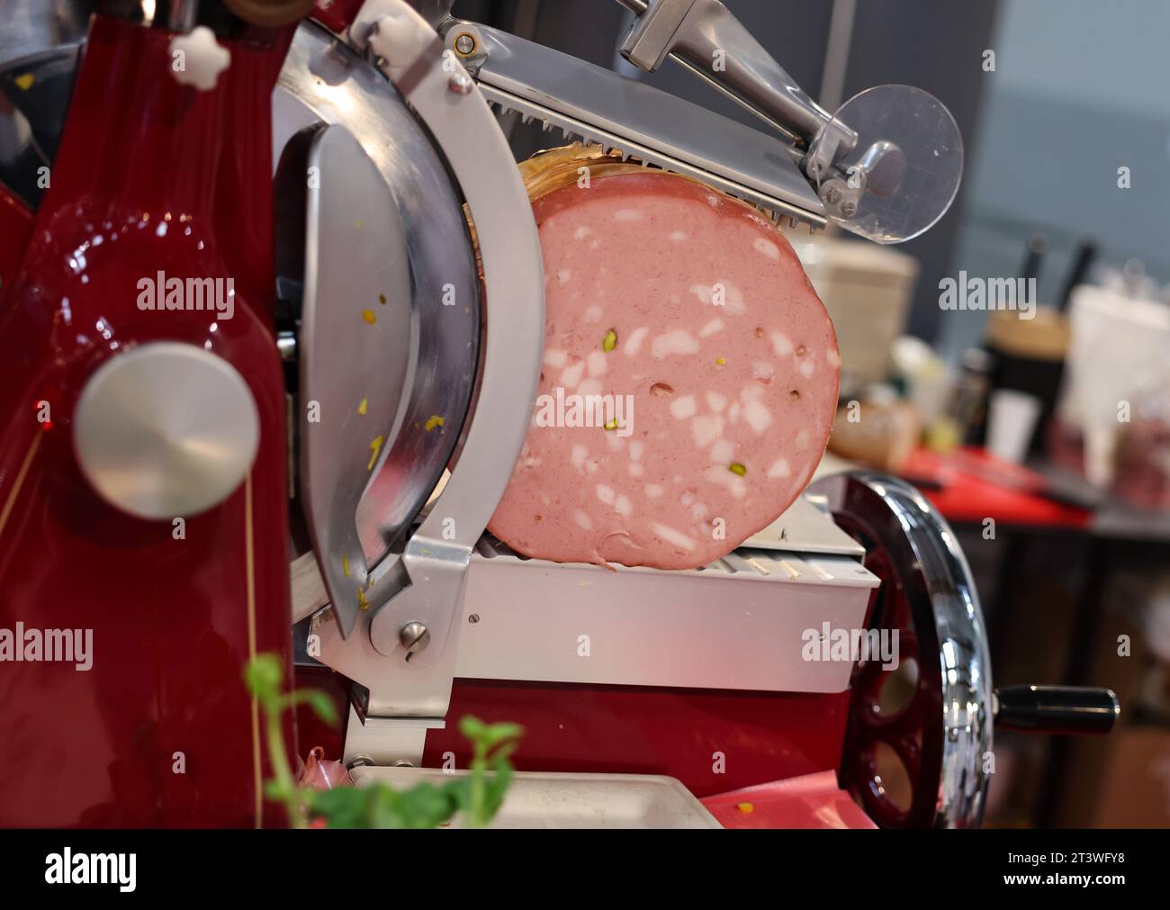 https://c8.alamy.com/comp/2T3WFY8/mortadella-ready-to-be-cut-on-a-professional-slicer-2T3WFY8.jpg