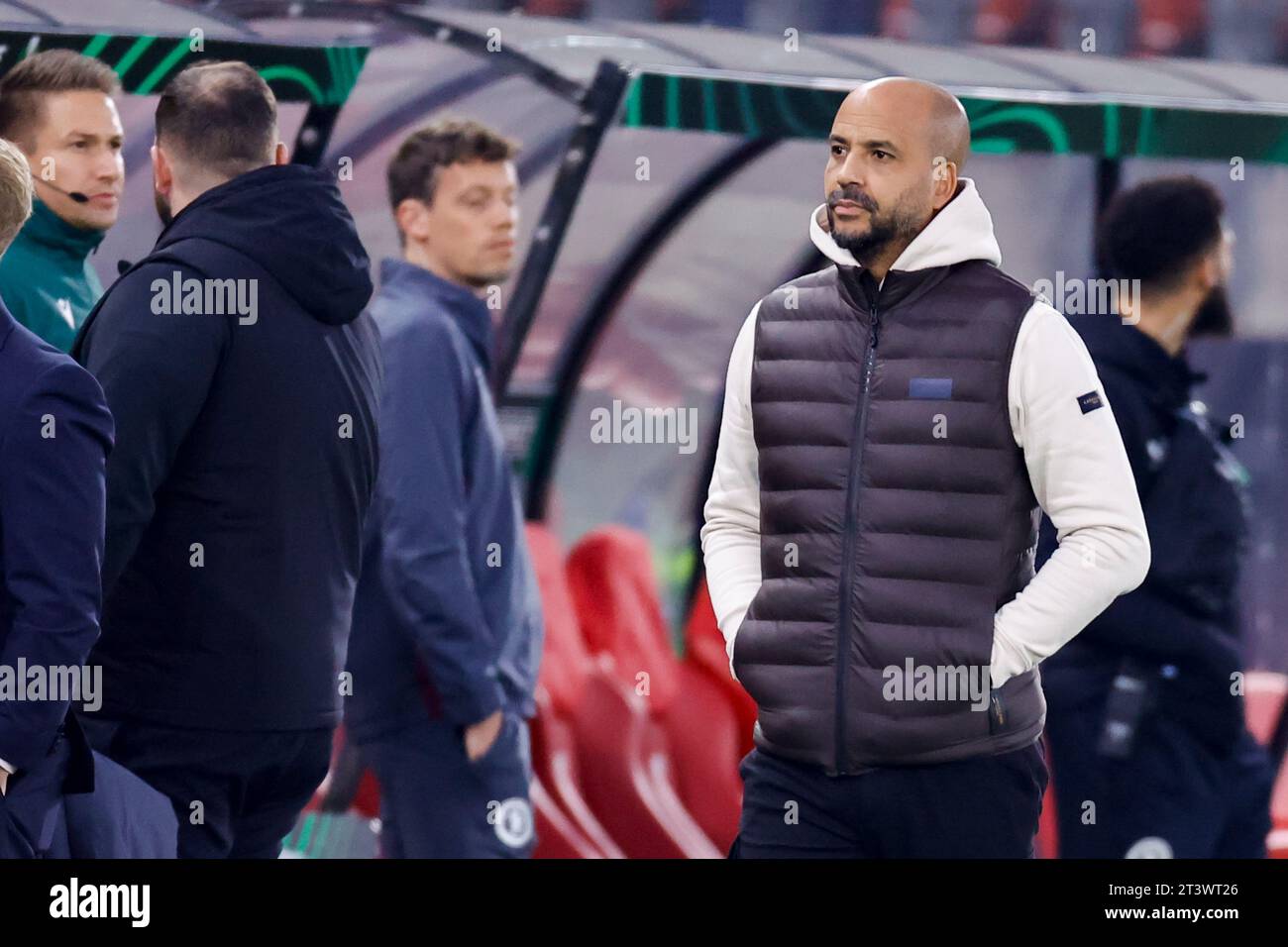 ALKMAAR, NETHERLANDS - OCTOBER 26: Headcoach Pascal Jansen (AZ Alkmaar) Looks on during the Group E - UEFA Europa Conference League 2023/24 match of A Stock Photo