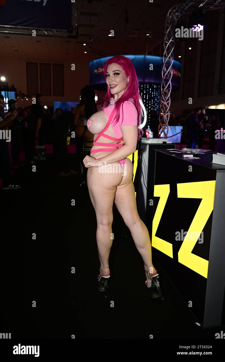 Lily lou hi-res stock photography and images - Alamy