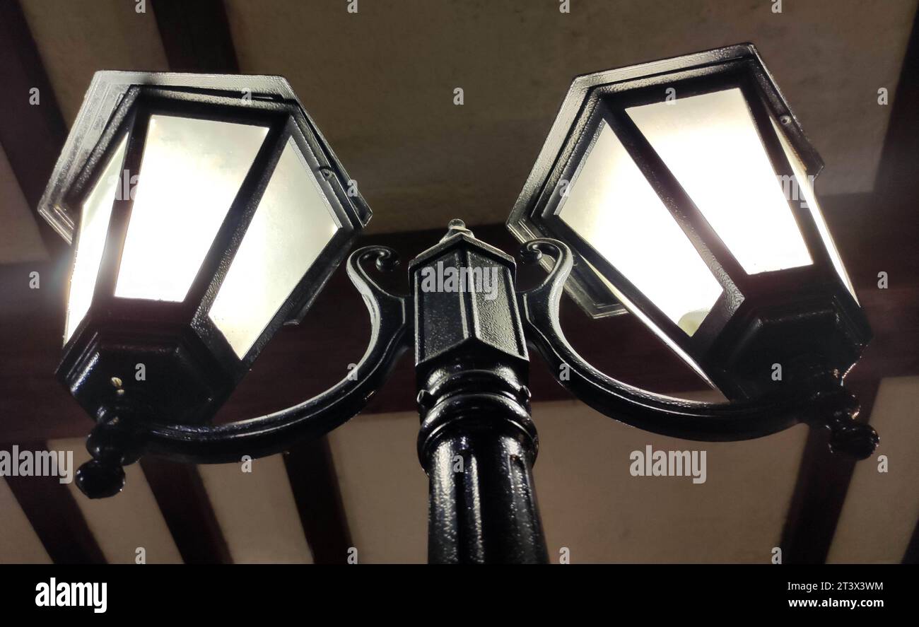 Old style london street lamps hi-res stock photography and images - Alamy