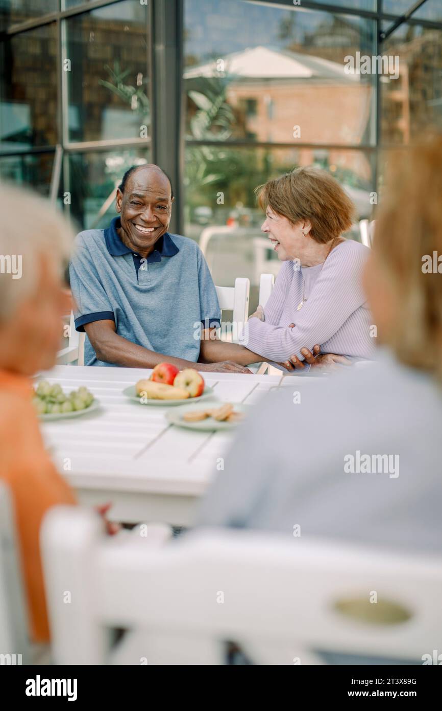 Group people sitting dining table hi-res stock photography and images ...