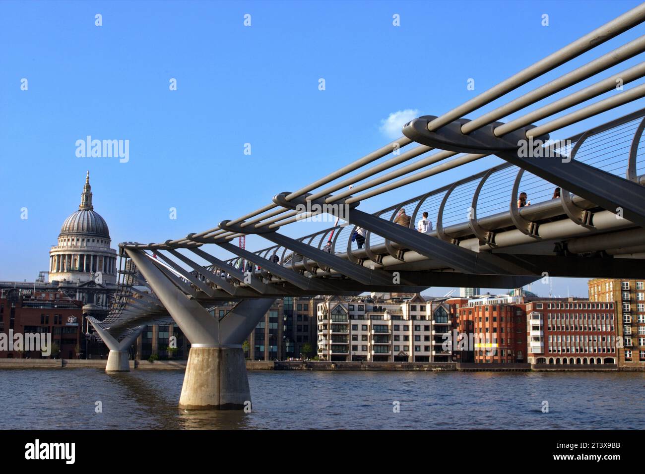 Millennium Bridge across the Thames, St Paul Cathedral Stock Photo Alamy