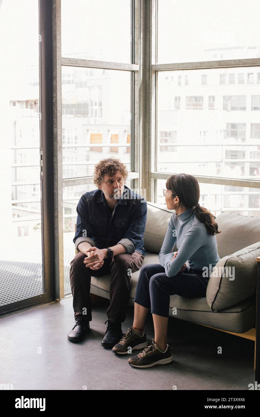 Two women talking sofa hands hi-res stock photography and images - Alamy