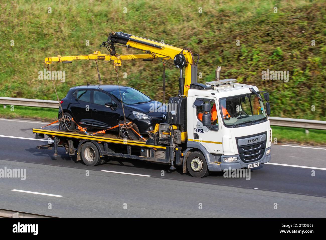 Hyrax ht-162 car lifter 6 tm capacity crane truck-mounted articulated cranes. Car lift fitted to NSL Services Ltd.  National Wheelclamping Contractor on behalf of the Driver and Vehicle Licensing Agency (DVLA) to enforce against non-compliant vehicles; Stock Photo