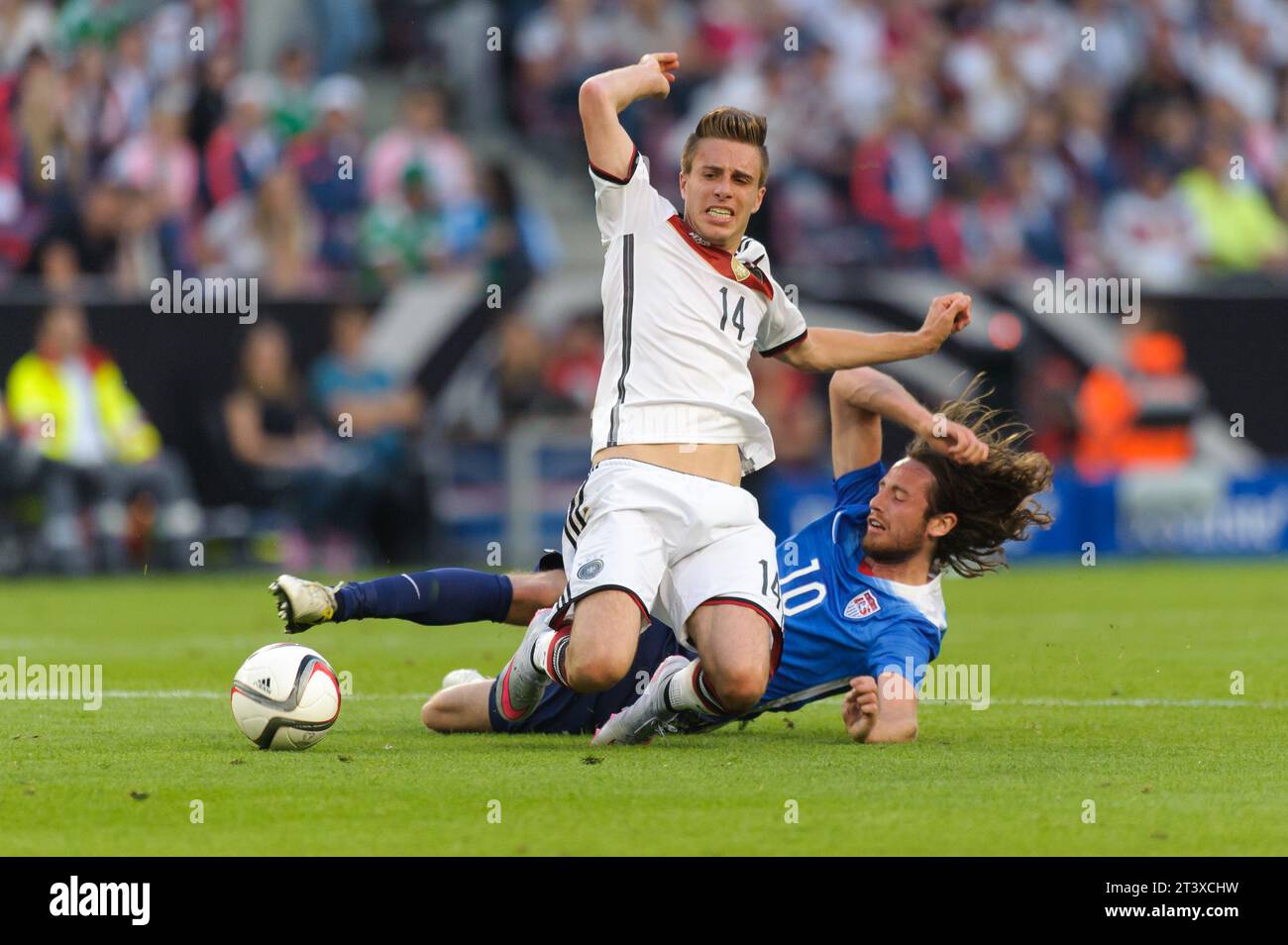 Patrick Herrmann (14) Mix Diskerud (10) USA Aktion Deutschland - USA 1:2 Fussball Laenderspiel in Koeln, Deutschland am 10.06.2015 Stock Photo