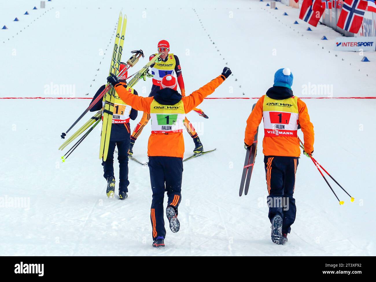 Gold im Team Wettbewerb der Nordischen Kombination von links: Johannes Rydzek laeuft ins Ziel mit Tino Edelmann, Eric Frenzel und Fabian Riesele - Rießle Team Gundersen 4 x 5 km FIS NORDIC WORLD SKI CHAMPIONSHIPS 2015 in Falun, Schweden am 22.02.2015 Stock Photo